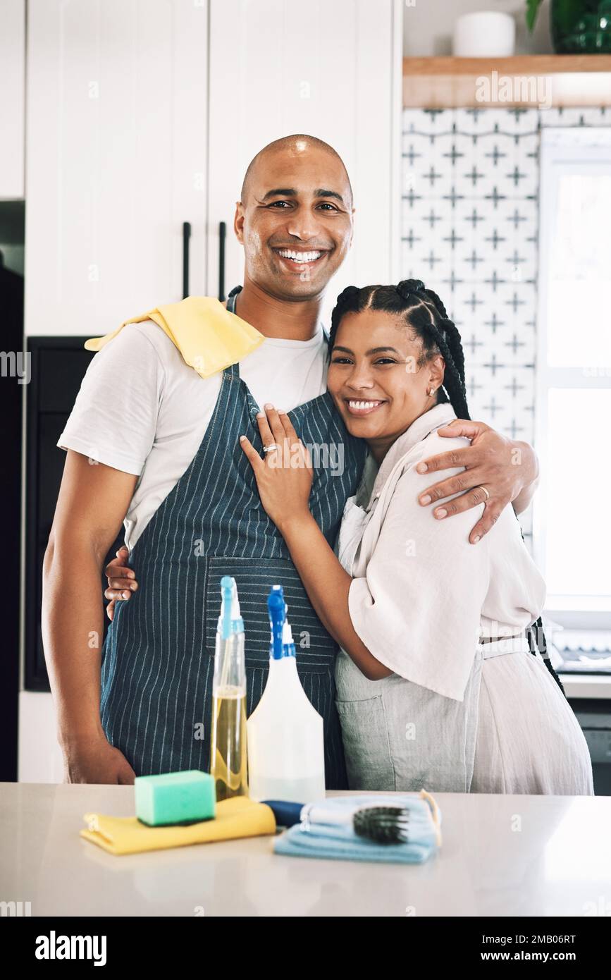Waren die Besten beim Frühjahrsputz. Ein junges Paar, das zu Hause putzt. Stockfoto