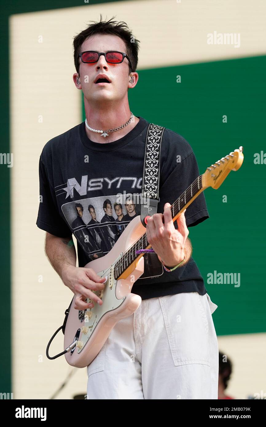 Dylan Minnette of Wallows performs on day three of the Lollapalooza Music Festival on Saturday, July 30, 2022, at Grant Park in Chicago. (Photo by Rob Grabowski/Invision/AP) Stockfoto