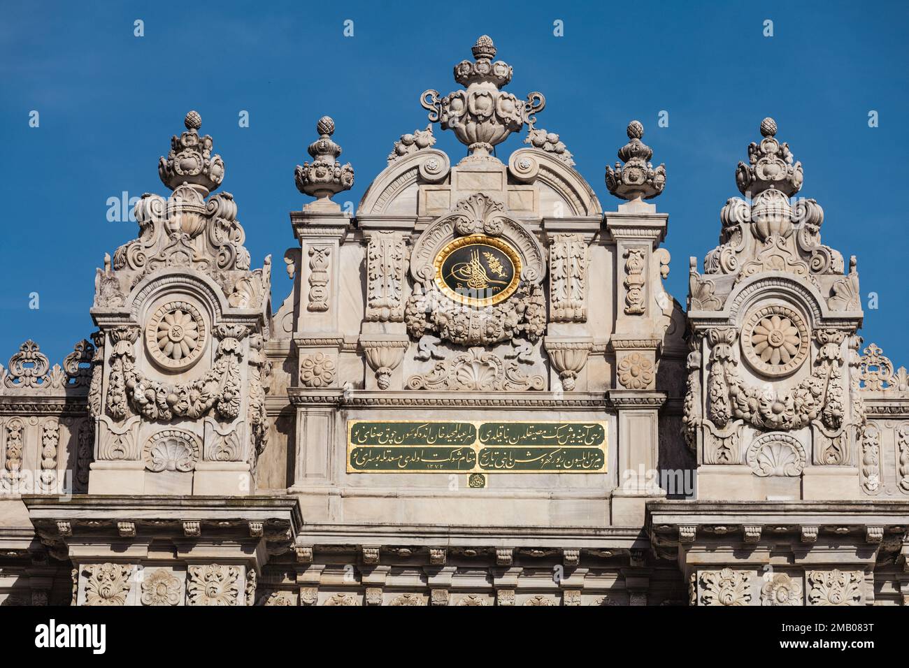 Eines der Tore des Dolmabahce-Palastes, Istanbul, Türkei. Touristenort Stockfoto