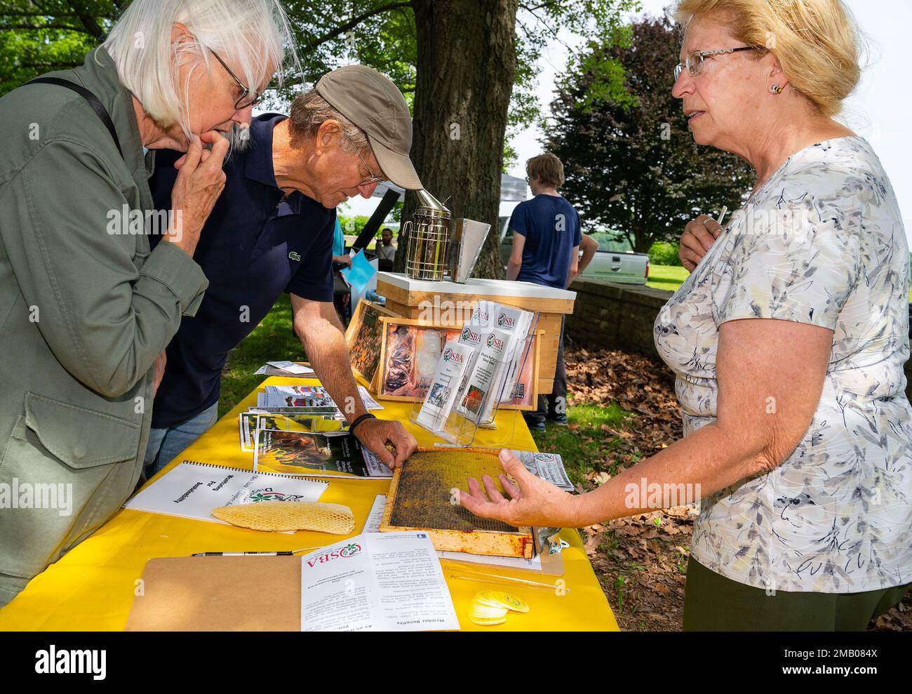 Tate und Tim Maddy erfahren mehr über die Imkerei von Peggy Garnes, Präsident der Ohio State Imekeepers Association, auf dem jährlichen Luftwaffenstützpunkt Wright-Patterson, Ohio, Pollinator Expo, 8. Juni 2022, Am Wright Brothers Monument. Die expo wollte die Menschen über die wichtige Rolle der Bestäuber in der Natur und in der Landwirtschaft aufklären. Stockfoto