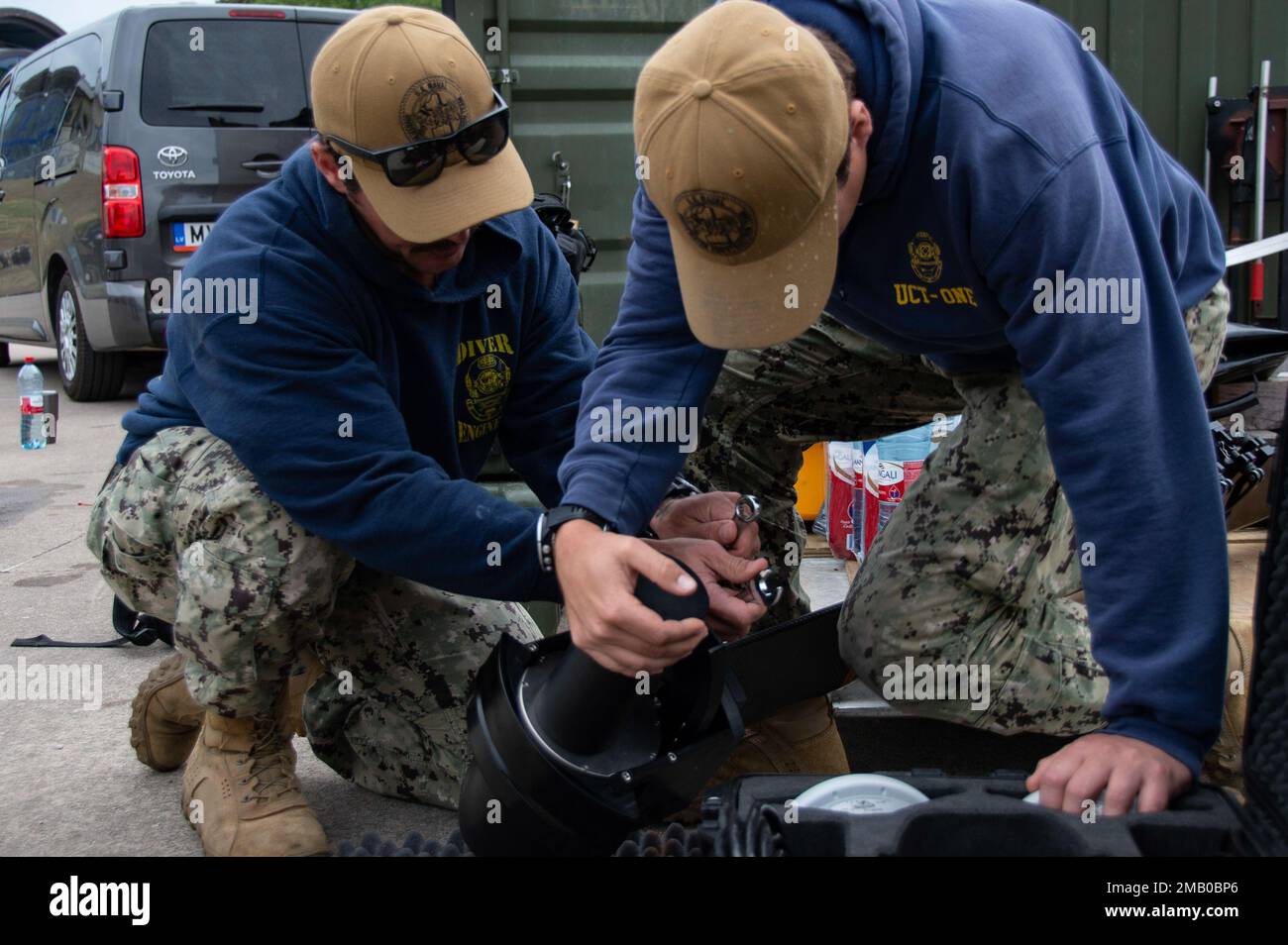 220608-N-PI330-1022 LIEPAJA, Lettland (8. Juni 2022) Steelworker 2. Class Cooper Rekstis, Left, and Construction Mechanic 2. Class Jordan Glensor, zugewiesen zum Naval Underwater Construction Team (UCT) 1, Prepare a Sonar System for a Pier Structural analysis, 8. Juni 2022 in Liepaja, Lettland. UCT 1 wird in den USA planmäßig bereitgestellt Marinestreitkräfte Europa Einsatzgebiet, angestellt von den USA Sechste Flotte zur Verteidigung der Interessen von USA, Allied und Partnern. Stockfoto