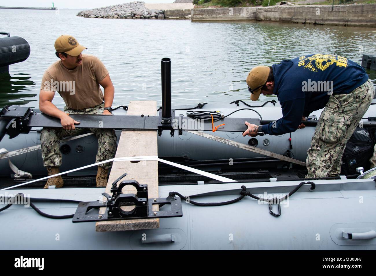 220608-N-PI330-1032 LIEPAJA, Lettland (8. Juni 2022) Equipment Operator 2. Class Richard Engelhard, Left, and Steelworker 2. Class Cooper Rekstis, zugeteilt an Naval Underwater Construction Team (UCT) 1, Attach a Sonar System to a Starr-Rumpf-Schlauchboot, 8. Juni 2022 in Liepaja, Lettland. UCT 1 wird in den USA planmäßig bereitgestellt Marinestreitkräfte Europa Einsatzgebiet, angestellt von den USA Sechste Flotte zur Verteidigung der Interessen von USA, Allied und Partnern. Stockfoto