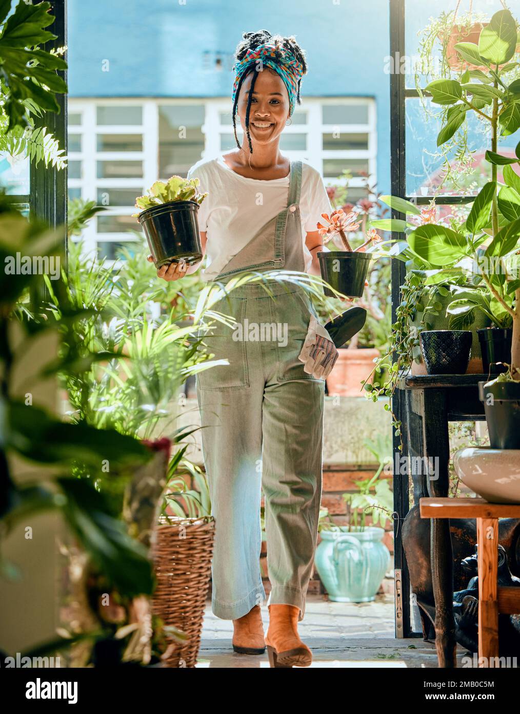 Schwarze Frau, Porträt- und Pflanzengeschäft für Gartenarbeit, Kinderzimmer oder Gewächshaus. Unternehmer, der in grünen Start-ups oder kleinen Unternehmen für arbeitet Stockfoto