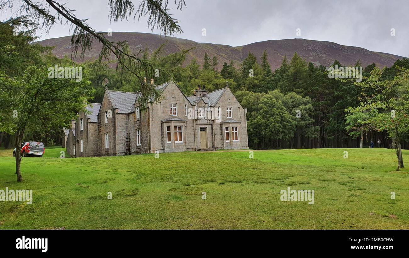 Das berühmte Glas-allt-Shiel und grüne Feld in Braemar, Schottland Stockfoto