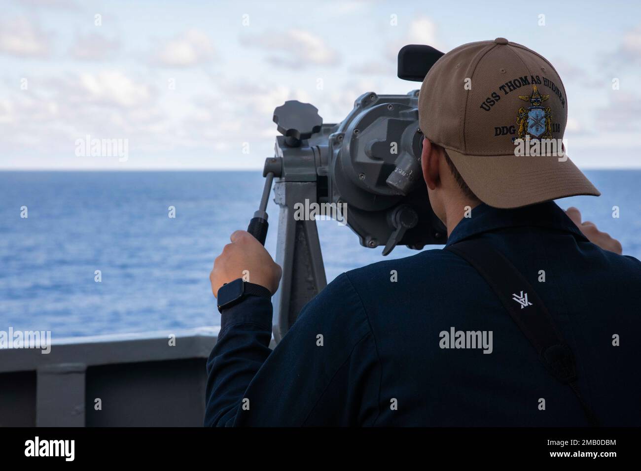 220613-N-FD648-1025 ATLANTIK (13. Juni 2022) ENS. Blane Davidson sucht während einer Übung an Bord des Guided-Missile Destroyers USS Farragut (DDG 99) am 13. Juni 2022 nach einem U-Boot. Die George H.W. Die Bush Carrier Strike Group (CSG) führt derzeit eine Zertifizierungsübung durch, um die Interoperabilität und Kampffähigkeit der USA und der Alliierten vor einer zukünftigen Implementierung zu verbessern. Die George H.W. Bush CSG ist ein integriertes Kampfwaffensystem, das überlegene Kampffähigkeiten bietet, um Amerikas Gegner abzuschrecken und nötigenfalls zu besiegen, um die nationale Sicherheit zu unterstützen. Stockfoto
