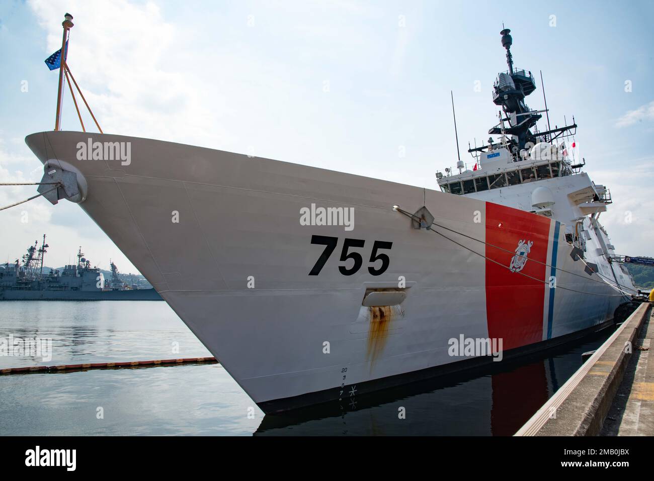 YOKOSUKA, Japan (9. Juni 2022) – die USA Küstenwache Legend-Class-Cutter USCGC Munro (WMSL 755) befindet sich am Pier am Commander, Fleet Activities Yokosuka (CFAY). Munro besuchte CFAY während eines planmäßigen Hafenanlaufs, während er zur Unterstützung der Operation Nordpazifischer Garde eingesetzt wurde, einer jährlichen internationalen Strafverfolgungsoperation auf hoher See, die darauf abzielt, illegale, ungemeldete und unregulierte Fischerei (IUU-Fischerei) aufzudecken und zu verhindern. Seit mehr als 75 Jahren stellt CFAY Basiseinrichtungen und -Dienste zur Unterstützung der vorwärts entsandten Marinetruppen, der Mietbefehle und Tausender der US-7.-Flotte bereit, pflegt und betreibt diese Stockfoto