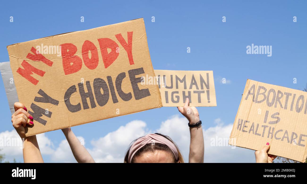 Demonstranten halten Zeichen Mein Körper Meine Wahl, Abtreibung ist Gesundheit, Menschenrecht. Plakate zur Unterstützung des Abtreibungsrechts bei der Protestkundgebung. Stockfoto