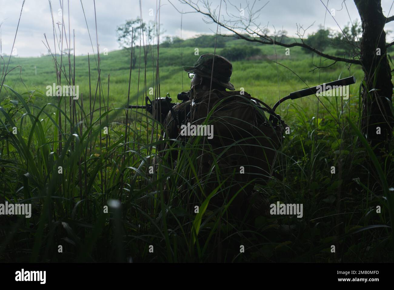 USA Thomas Byrd, ein Betreiber von Cyberspace-Kriegsführung mit 3D Bataillonen, 2D Marines, führt während der Übung Shinka 22,1 eine Patrouille im Combined Arms Training Center, Camp Fuji, Japan, am 9. Juni 2022 durch. Shinka ist ein Beispiel für ein gemeinsames Engagement für eine realistische Ausbildung, die tödliche, einsatzbereite und anpassungsfähige Kräfte hervorbringt, die in der Lage sind, dezentralisierte Operationen über ein breites Spektrum von Missionen hinweg durchzuführen. 3/2 wird im Indo-Pazifik unter 4. Marines, 3D. Division im Rahmen des Unit Deployment Program eingesetzt. Byrd stammt aus Amarillo, Texas. Stockfoto