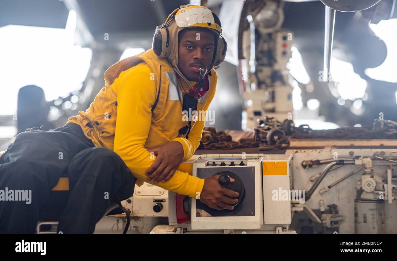 220609-N-XR893-1159 IONISCHES MEER (9. Juni 2022) Aviation Boatswain's Mate (Handling) 2. Klasse Michael Boyd, aus Jacksonville, Florida, fährt einen Spotting Dolly in der Hangarbucht der USS Harry S. Truman (CVN 75), 9. Juni 2022. Die Harry S. Truman Carrier Strike Group befindet sich in einem geplanten Einsatz in den USA Marinestreitkräfte Europa Einsatzgebiet, angestellt von den USA Sechste Flotte, die die Interessen der USA, Allied und Partner verteidigt. Stockfoto