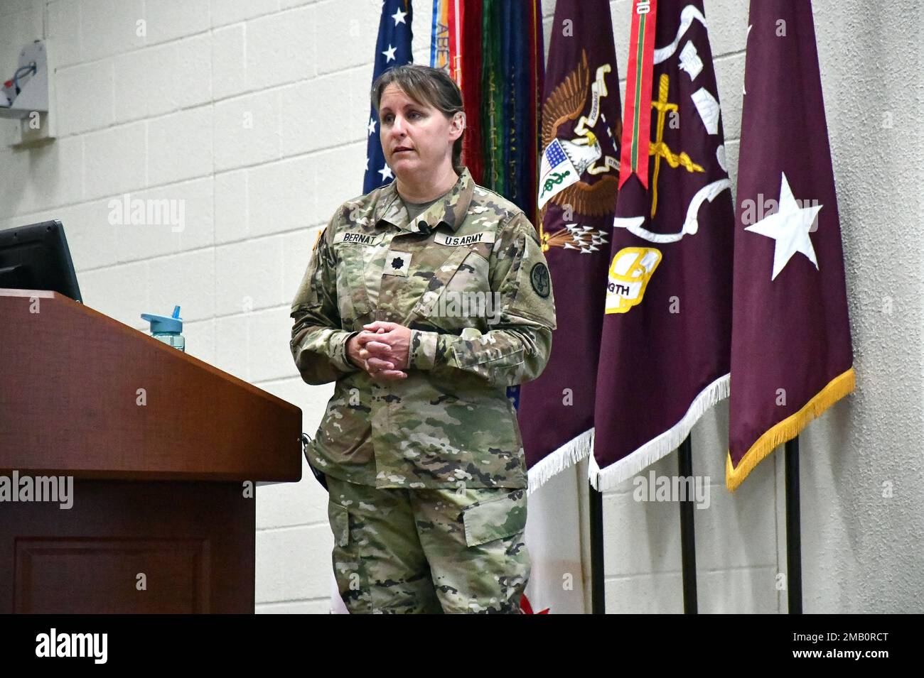 LT. Oberstleutnant Lana Bernat, Direktorin, Female Force Readiness and Health (3SW325) und Women's Health Nursing Consultant beim Chirurgen General (66g/66W), beantwortet eine Frage zu den USA Army Directive 2022-06 (Parenthood, Pregnancy, and Postpartum) während einer von den USA veranstalteten beruflichen Führungsentwicklung Army Medical Center of Excellence im Blesse Auditorium am 9. Juni 202. Sie und Mrs. Amy Kramer, Sonderassistentin, Büro des Unterstaatssekretärs der Armee, informieren die Armeeeinheiten über die neue Anweisung, die am 19. April 2022 veröffentlicht wurde. Stockfoto