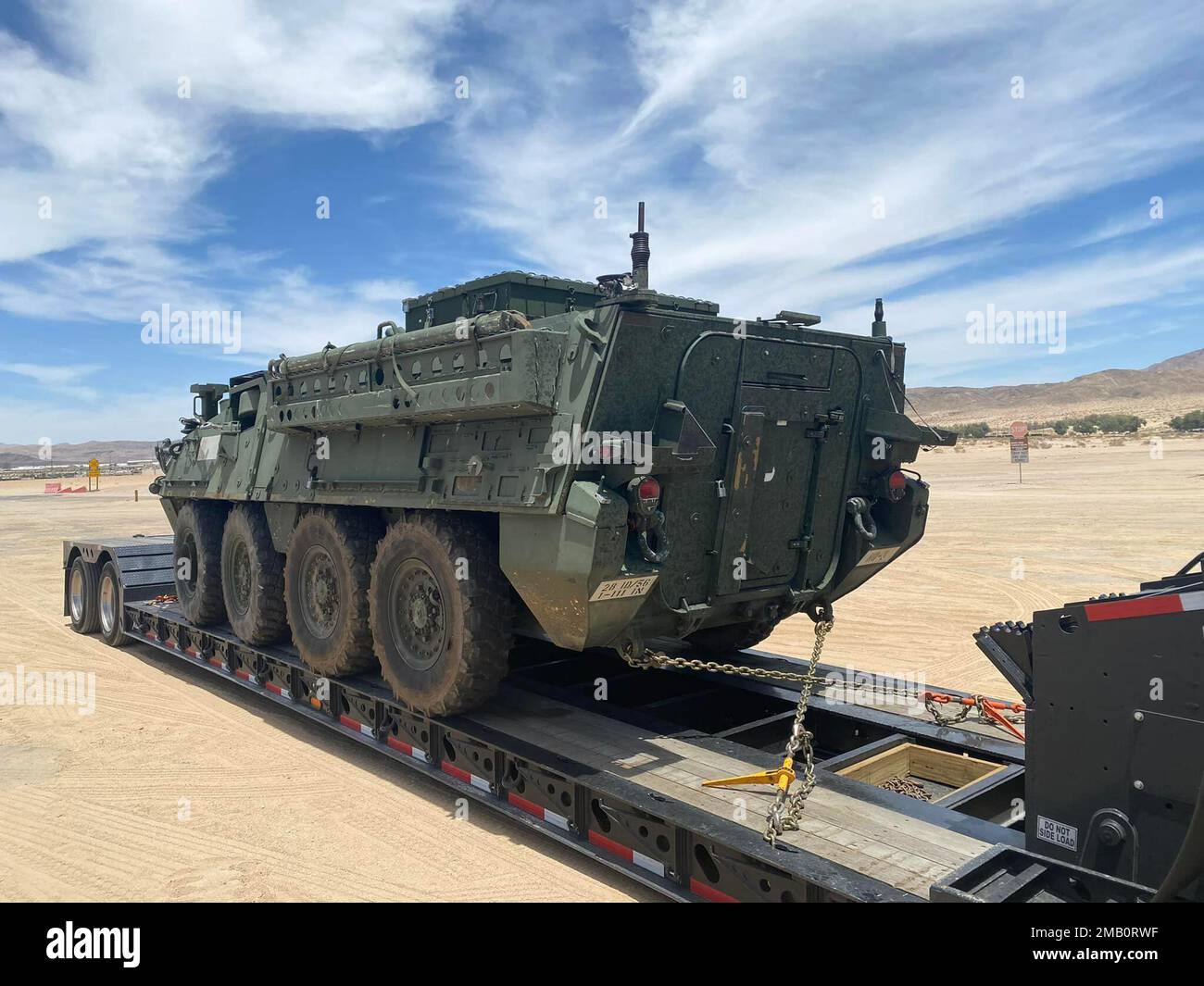 Ein gepanzertes Stryker-Fahrzeug, das dem 56. Stryker Brigade-Kampfteam zugeteilt wurde, kommt in Fort Irwin, Kalifornien vor der Rotation der Brigade am National Training Center an. Stockfoto