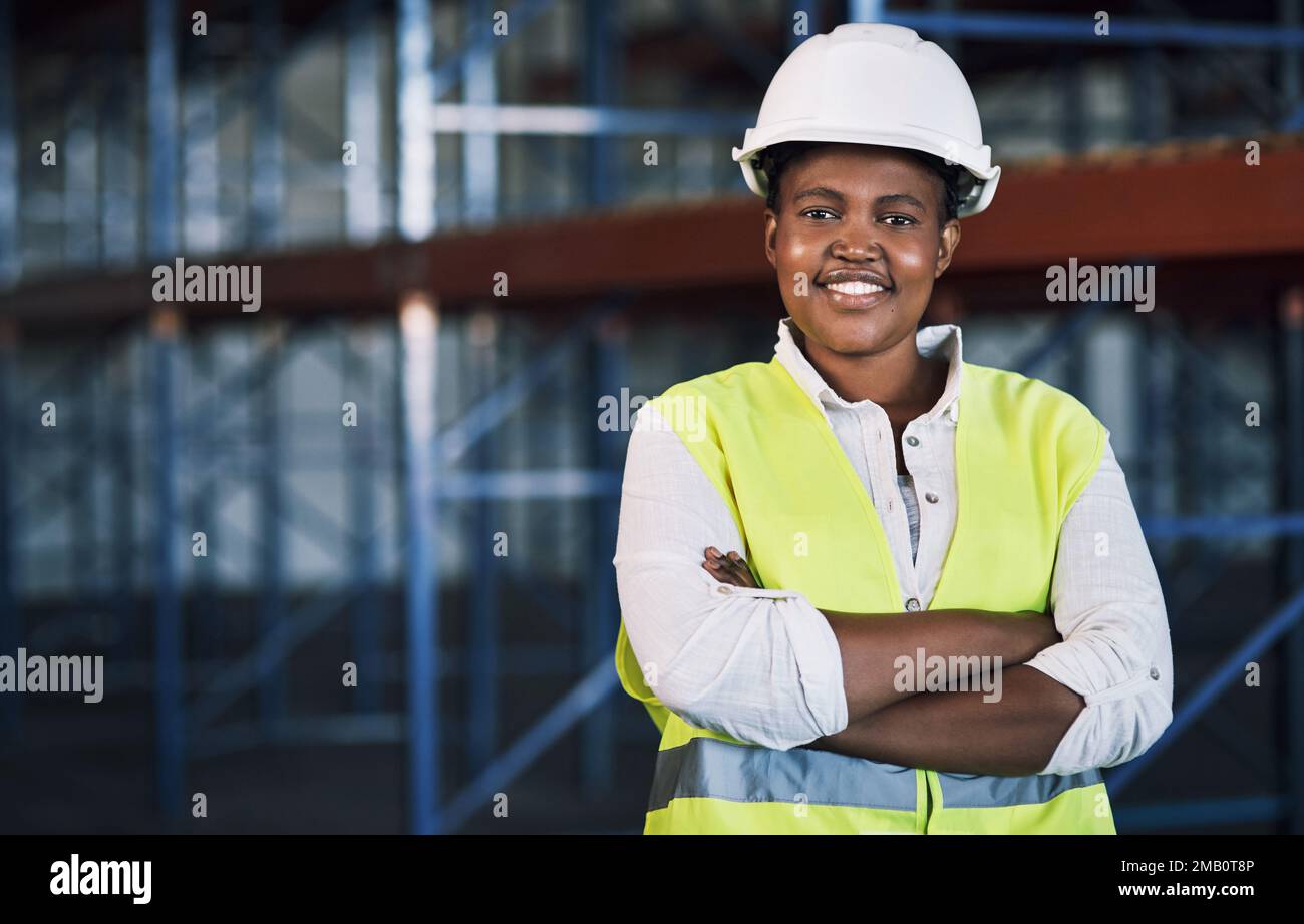 Lassen Sie Ihren Traum Wirklichkeit werden. Porträt einer selbstbewussten jungen Frau auf einer Baustelle. Stockfoto