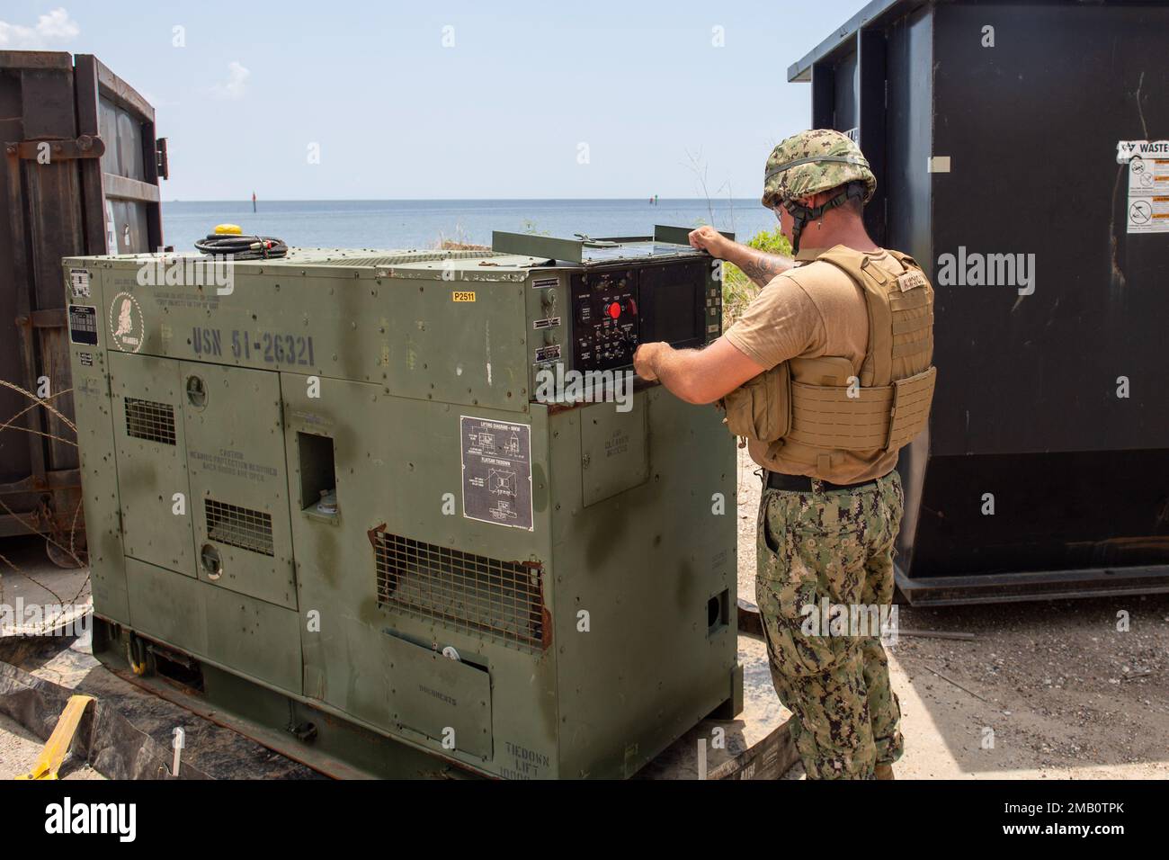 GULFPORT, Fräulein. (9. Juni 2022) Bauelektriker 2. Klasse Zackery Almond aus Albemarle, N.C., dem Naval Mobile Construction Battalion (NMCB) 1 zugewiesen, führt während der Command Post Exercise Phase 2 an Bord des Hafens Gulfport Pier Wartungsprüfungen an einem 60K-Generator durch. Die NMCB 1 führt einen intensiven Schulungsplan für Homeporte durch, um ihre Fähigkeit zur Durchführung von Bau-, humanitären und Theatereinsätzen zu erweitern. Stockfoto