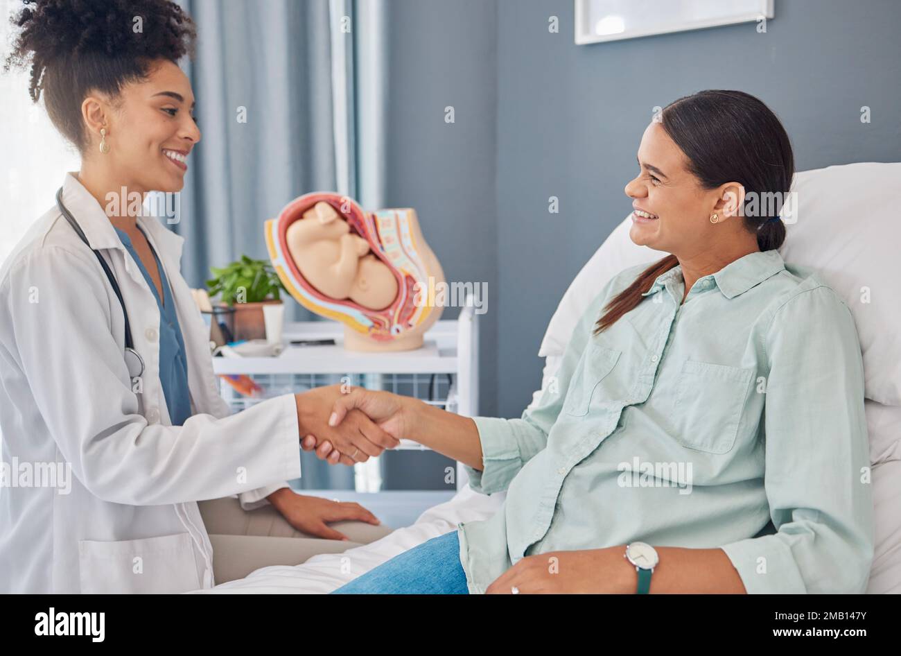 Schwangere Patientin, Arzt oder Gynäkologe, die sich die Hände schüttelt, um sie willkommen zu heißen, danke und hallo Schwangerschaft, Mutterschaftsberatung, Gynäkologie oder Frau Stockfoto