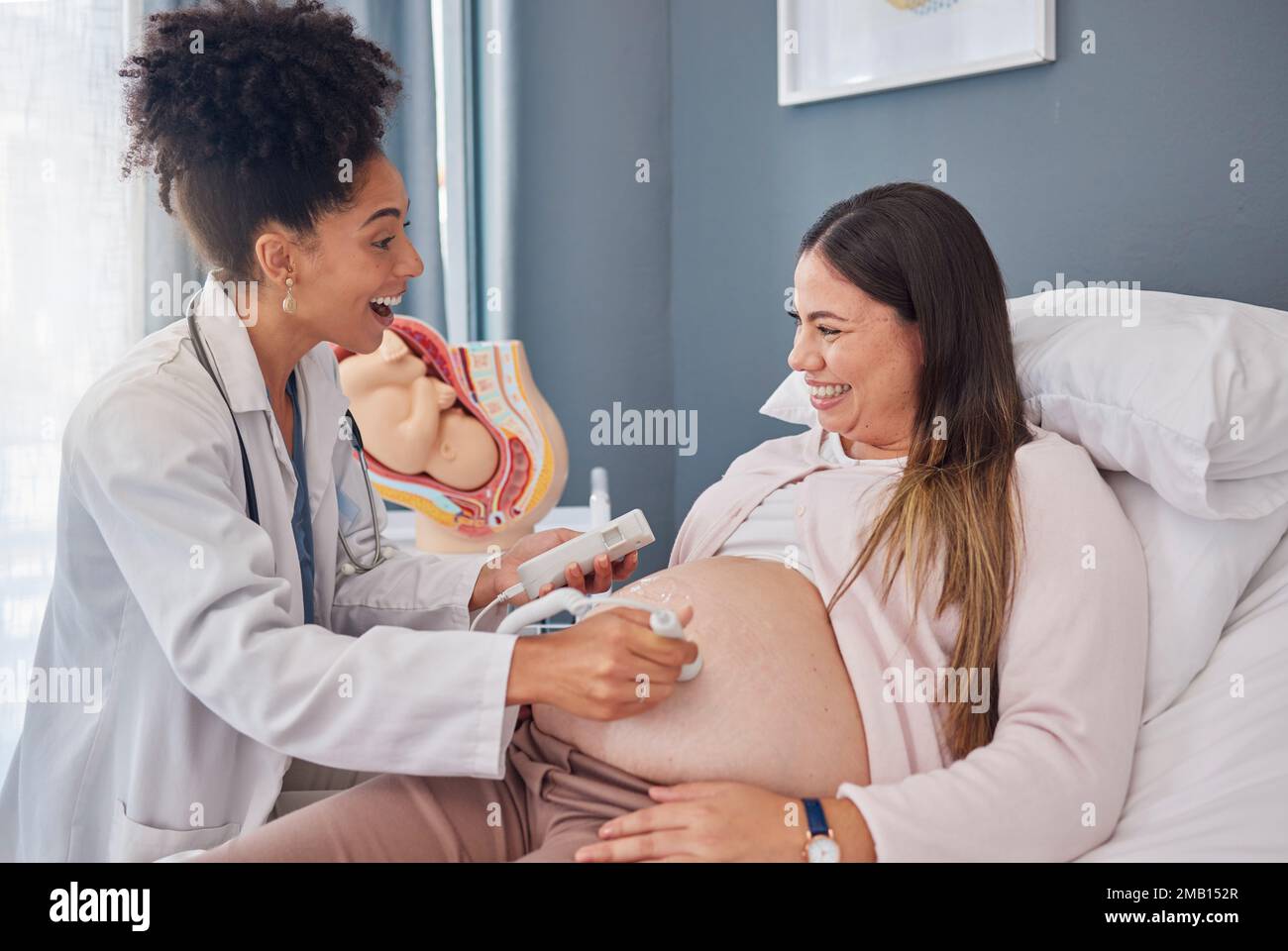 Ultraschallarzt, Frau aufgeregt und Krankenhausbett mit Glück, Unterstützung und Familienplanung für die Zukunft. Schwarze Ärztin, schwangere Frau und Stockfoto