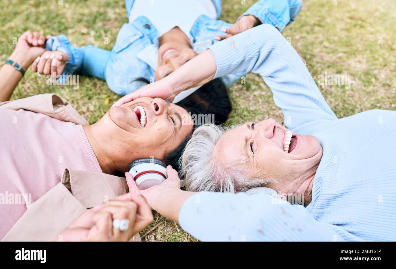 Senioren, Lachen oder Menschen und Musik Kopfhörer in stiller Disco, Ruhestandsfreunde Spaß oder Gemeinschaft Wellness verbinden. Lächeln, glückliche oder ältere Frauen Stockfoto