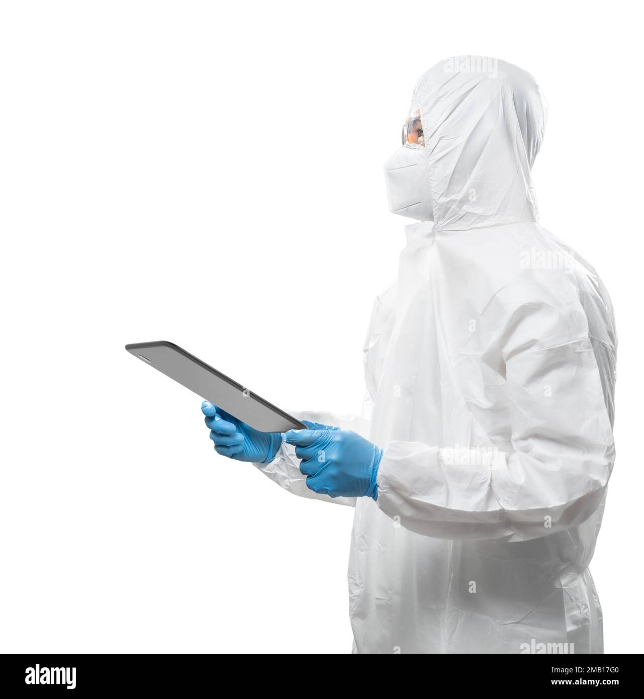 Arbeiter trägt medizinischen Schutzanzug oder weißen Overall Anzug mit Maske und Schutzbrille halten digitales Tablet isoliert auf weißem Hintergrund Stockfoto