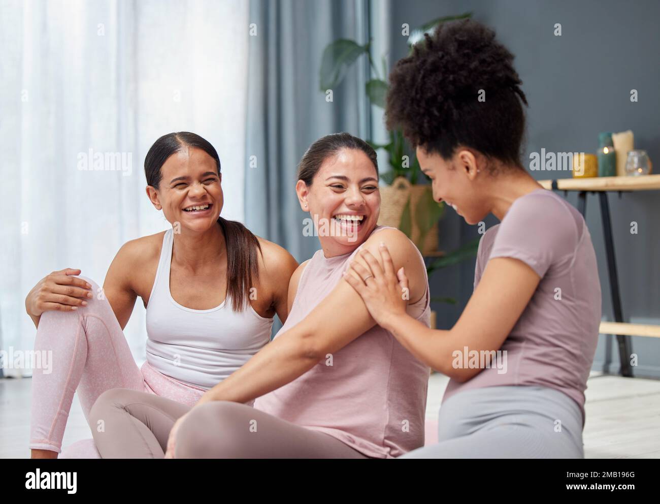 Schwangere, Yoga-Kurse oder Frauen, die sich nach einer Übung, einem Gruppentraining oder einem gemeinsamen Fitnesstraining entspannen. Schwangerschaft, Bindung oder gesunde Freunde mit Stockfoto