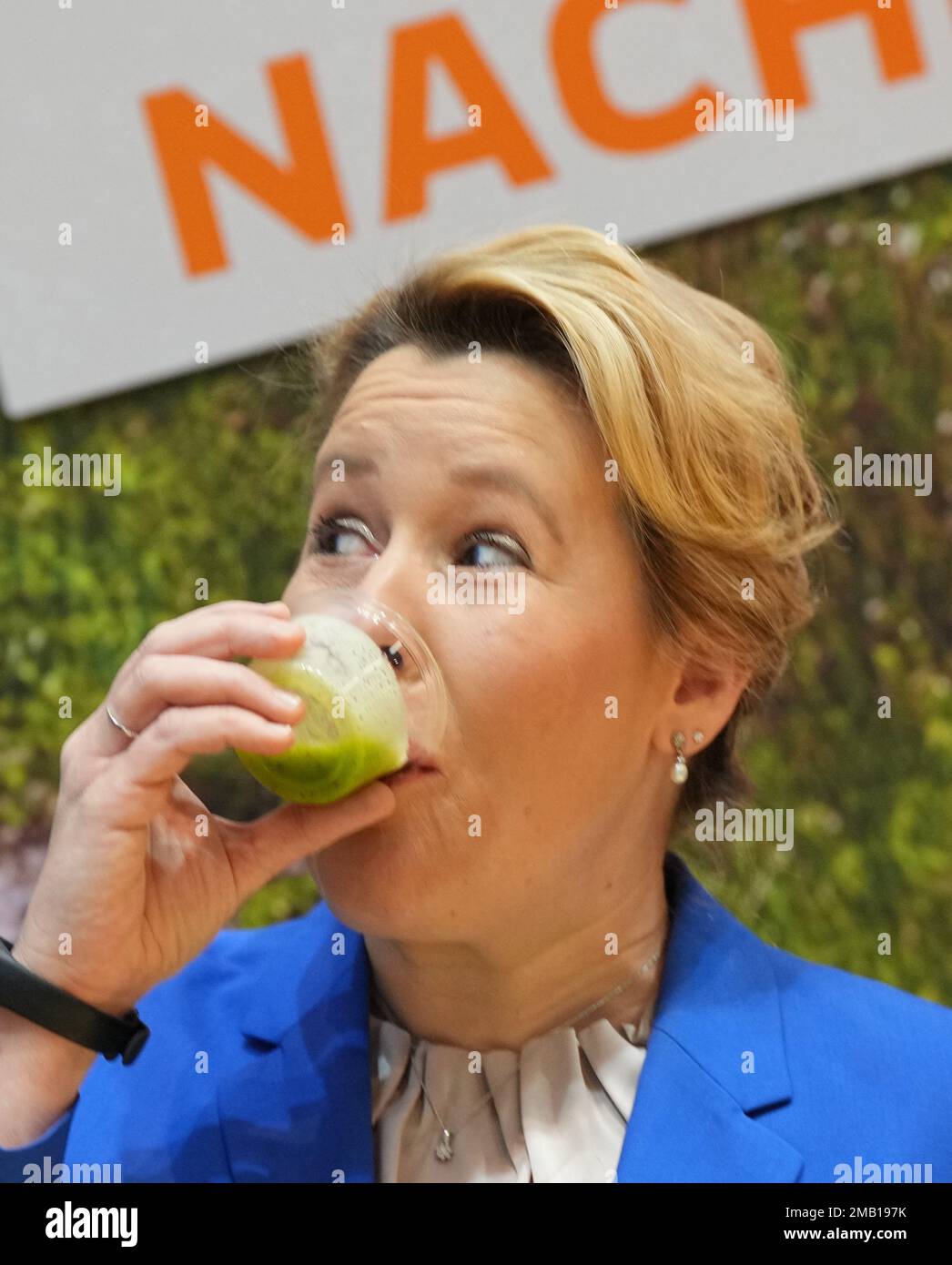 Berlin, Deutschland. 20. Januar 2023. Franziska Giffey (SPD), Bürgermeisterin von Berlin, trinkt bei der Eröffnung der Internationalen Grünen Woche (IGW) einen grünen Smoothie. Die weltweit größte Messe für Lebensmittel, Landwirtschaft und Gartenbau existiert seit 1926, und seit 1996 findet auch die Messe „Heim-Tier & Pflanze“ statt. Die diesjährige Ausgabe endet am 29. Januar. Kredit: Soeren Stache/dpa/Alamy Live News Stockfoto