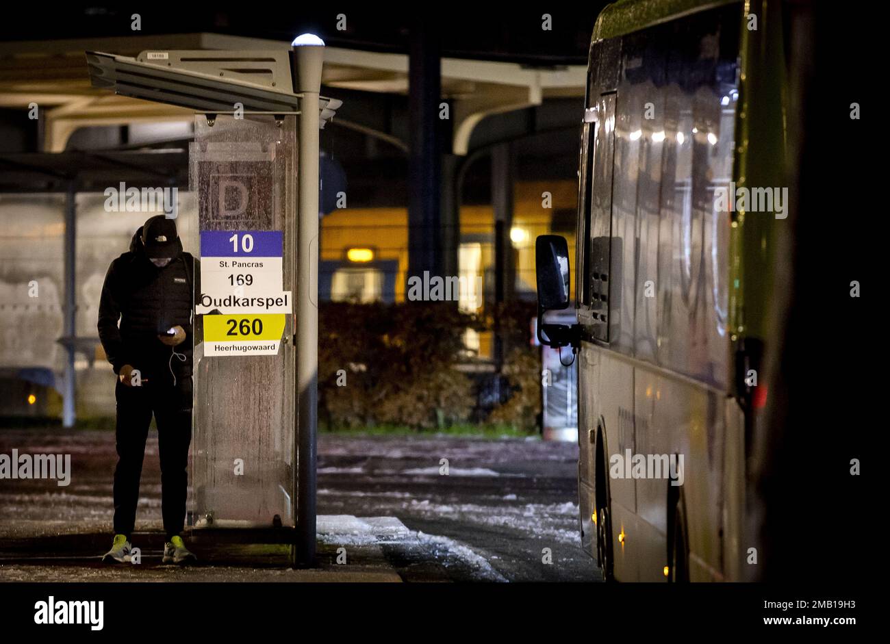 ALKMAAR - Ein Reisender wartet am zweiten Tag des nationalen Streiks im Regionalverkehr auf einen Bus. ANP KOEN VAN WEEL niederlande out - belgien out Credit: ANP/Alamy Live News Stockfoto