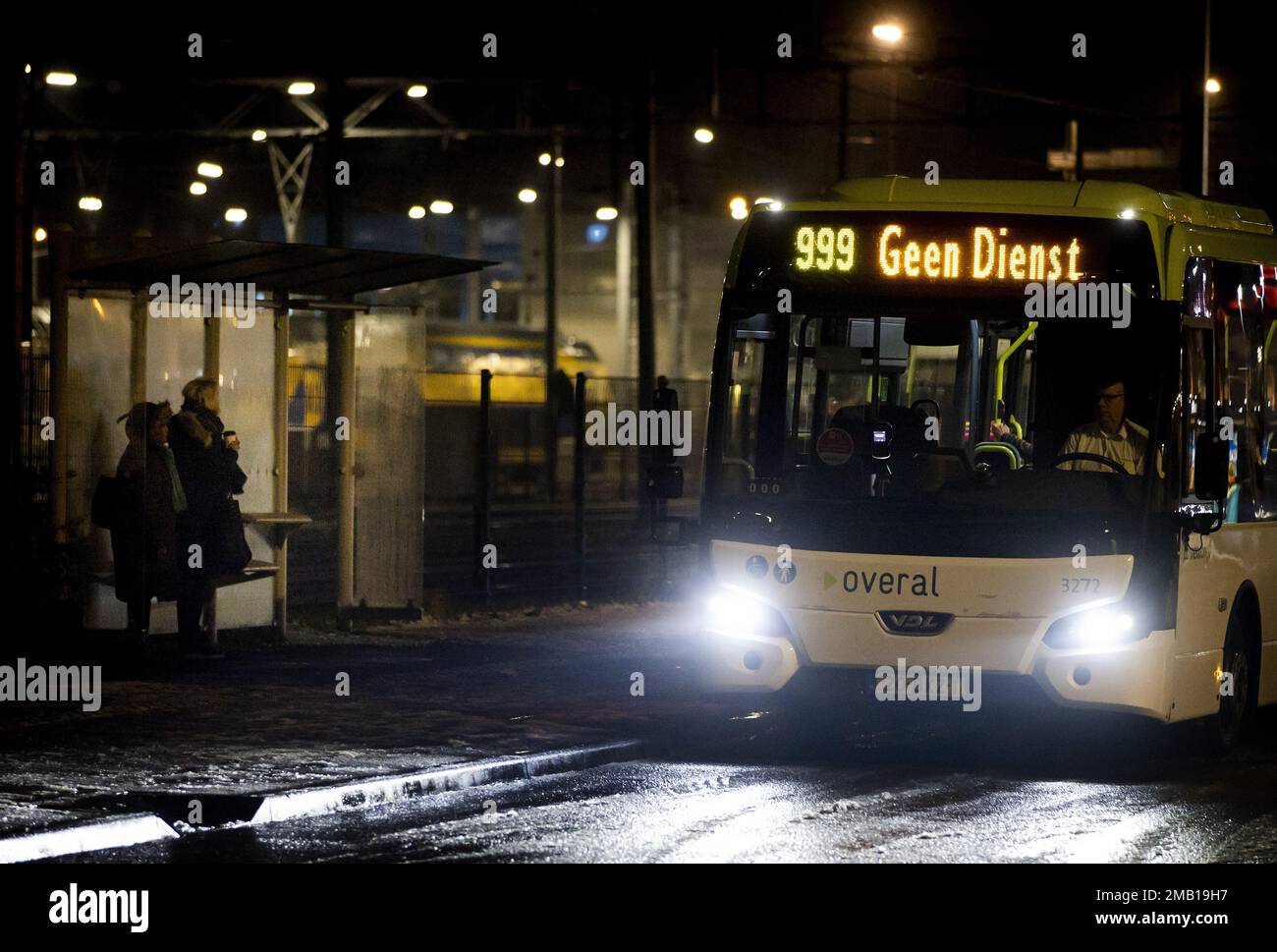 ALKMAAR - Reisende warten am zweiten Tag des nationalen Streiks im regionalen Verkehr auf einen Bus. ANP KOEN VAN WEEL niederlande out - belgien out Credit: ANP/Alamy Live News Stockfoto