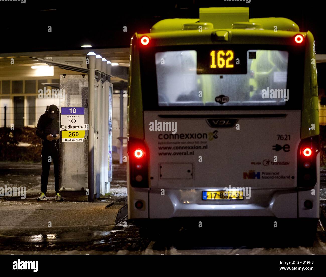 ALKMAAR - Ein Reisender wartet am zweiten Tag des nationalen Streiks im Regionalverkehr auf einen Bus. ANP KOEN VAN WEEL niederlande out - belgien out Credit: ANP/Alamy Live News Stockfoto