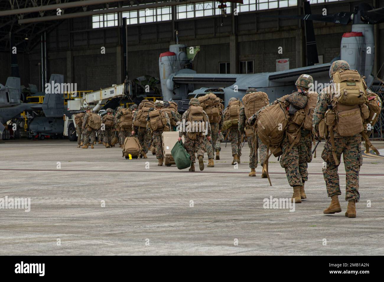 USA Marines mit Combat Logistics Battalion 4, Combat Logistics Regiment 3, 3. Marine Logistics Group, bereiten Sie sich auf das Einsteigen in MV-22 Osprey Tiltrotor mit Marine Medium Tiltrotor Squadron 265, 1. Marine Aircraft Wing vor, während der Übung Shinka 22,1, Marine Corps Air Station Futenma, Okinawa, Japan, 9. Juni 2022. Shinka ist ein Beispiel für ein gemeinsames Engagement für eine realistische Ausbildung, die tödliche, einsatzbereite und anpassungsfähige Kräfte hervorbringt, die in der Lage sind, dezentralisierte Operationen über ein breites Spektrum von Missionen hinweg durchzuführen. Stockfoto