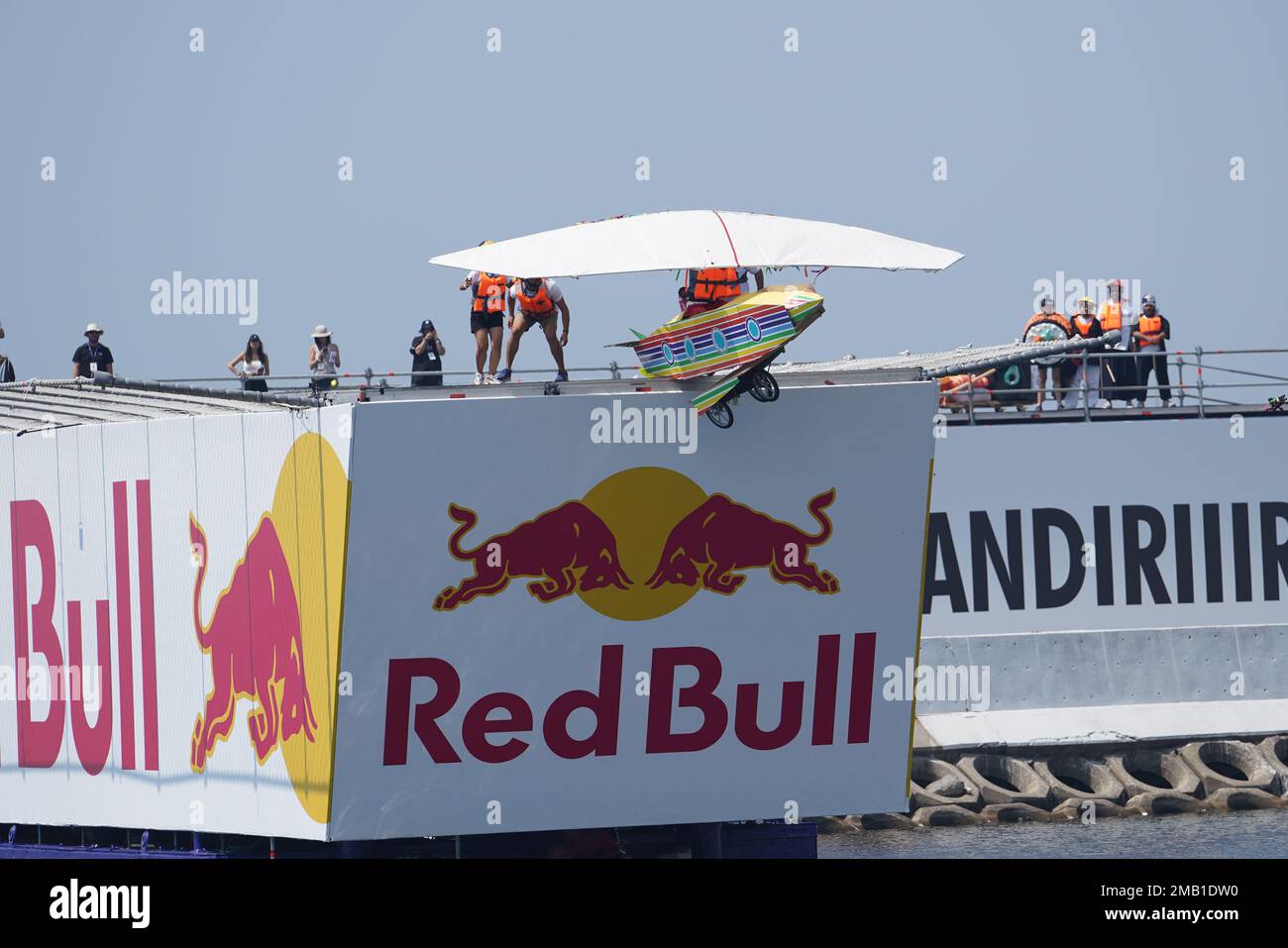 ISTANBUL, TURKIYE - 14. AUGUST 2022: Mitbewerber führt einen Flug mit handgefertigter, von Menschen angetriebener Flugmaschine auf dem Red Bull Flugtag durch Stockfoto