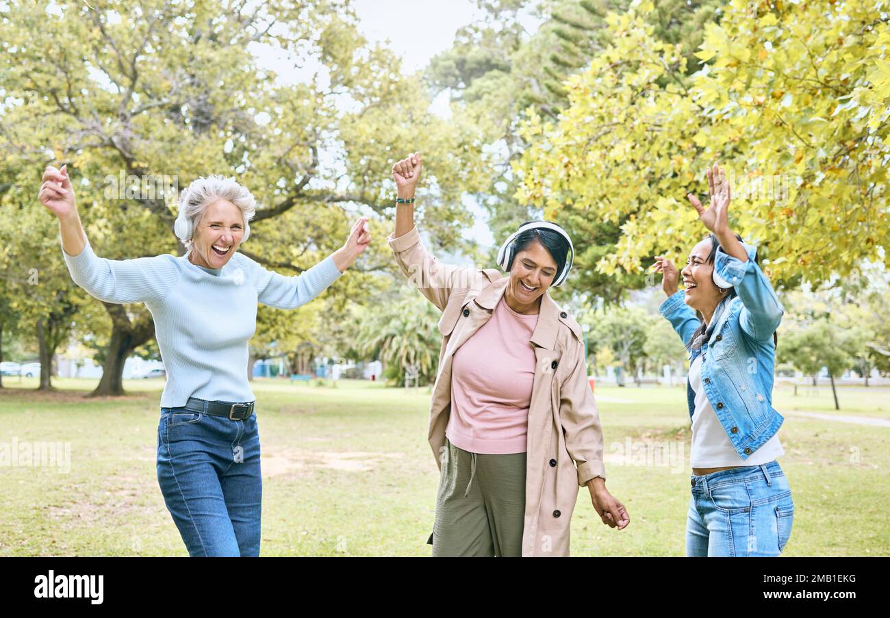 Seniorinnen, Tanz- oder Musik-Kopfhörer in der stummen Disco, Ruhestandsspaß oder Energieschub in der Wellness-Verbindung. Lächeln, glückliche Freunde oder ältere Menschen Stockfoto