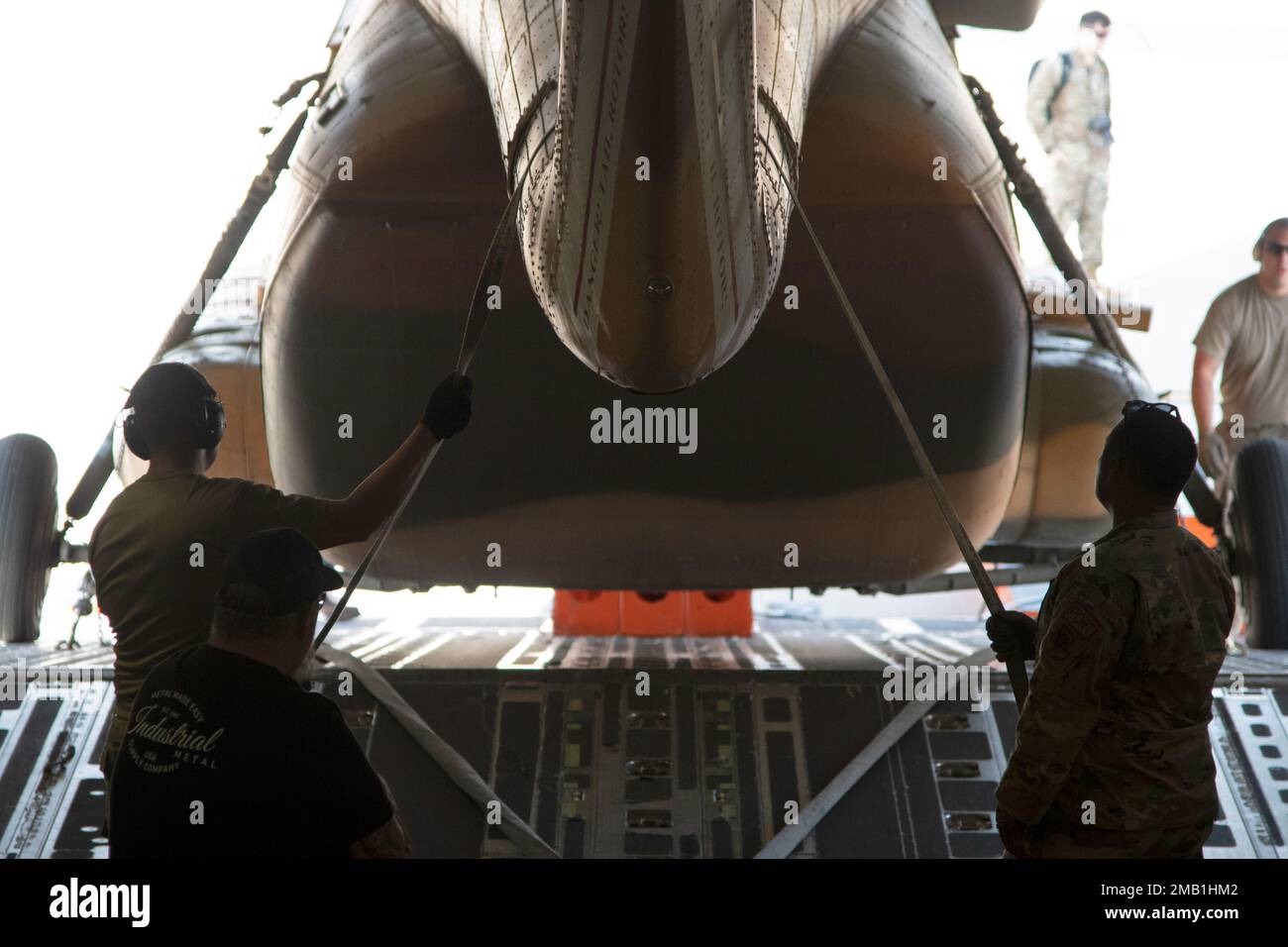 Ein Mi17 Hubschrauber wird auf ein C17 Globemaster III Flugzeug am