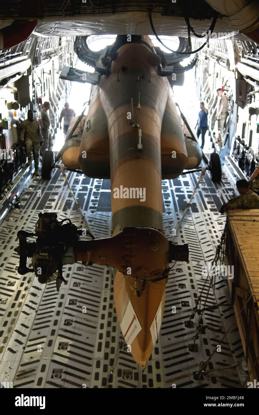 Ein Mi-17 Hubschrauber wird auf ein C-17 Globemaster III Flugzeug am ...