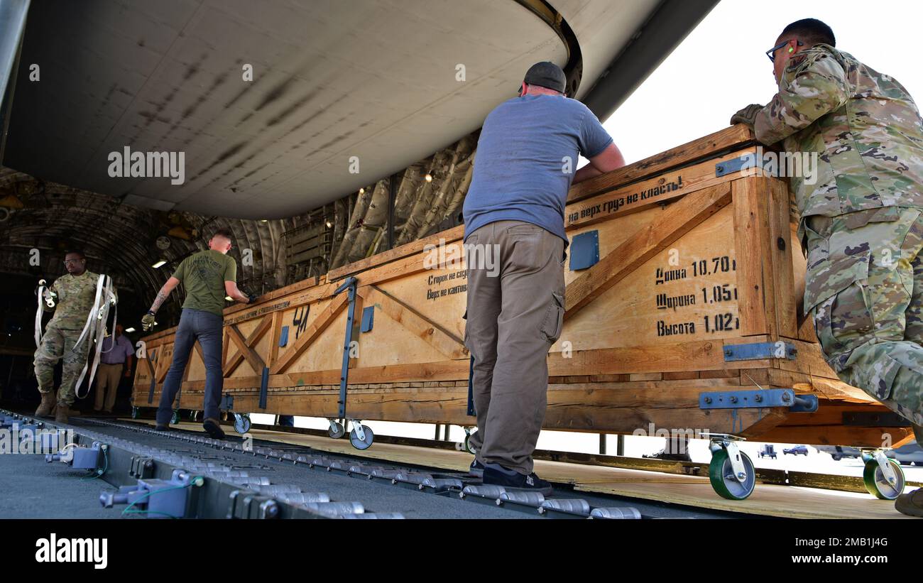 Mi-17 Hubschrauberausrüstung wird auf eine C-17 Globemaster III am Davis-Monthan Luftwaffenstützpunkt, Arizona, am 9. Juni 2022 geladen. Das Verteidigungsministerium liefert Mi-17-Helikopter aus, um ukrainische Truppen auf dem Schlachtfeld zu unterstützen, während es die Genehmigung und Erleichterung zusätzlicher Hilfe für die Ukraine weiter beschleunigt. Stockfoto