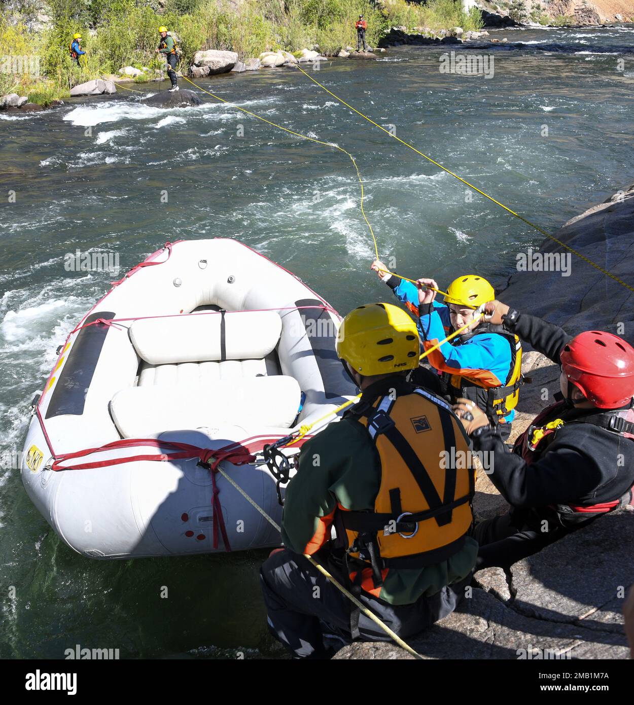 Ein Flugmann hält ein Floß bereit, um an Bord zu gehen, bevor er die schnellen Gewässer des Truckee River in Kalifornien durchquert, am 9. Juni 2022. Die 144. Medical Detachment nahm an Swift Water Rescue Training in Partnerschaft mit Hawaii und Nevada Medical Detachments zur Unterstützung der FEMA Region IX Teil Stockfoto