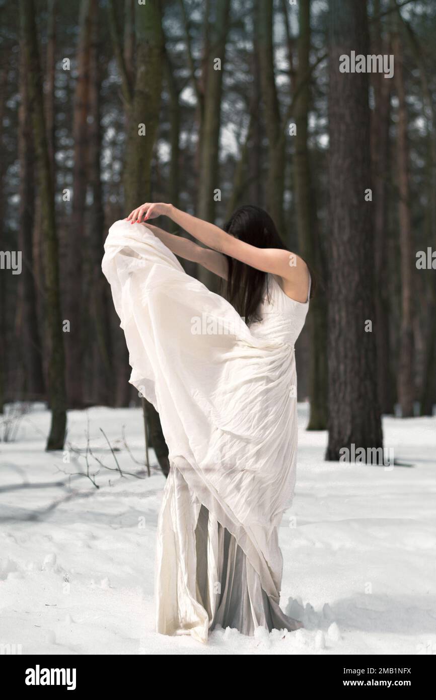 Elegante Frau in weißem Kleid, die eine malerische Fotografie postet Stockfoto