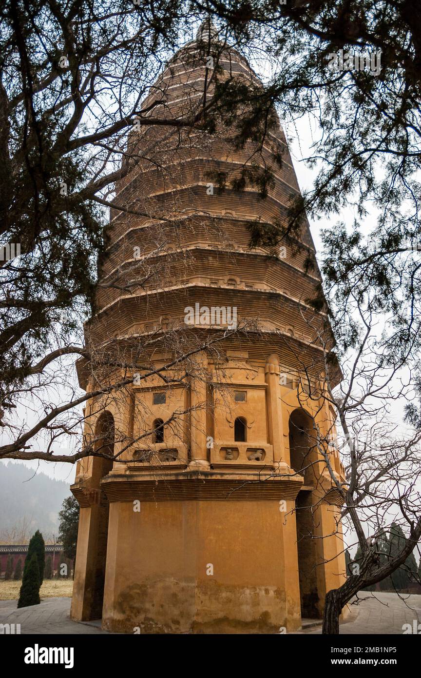 Dengfeng, China – 01312009: Die Songyue-Pagode, Chinas älteste bekannte Backsteinpagode und UNESCO-Weltkulturerbe im Songyue-Kloster auf dem Mount S. Stockfoto