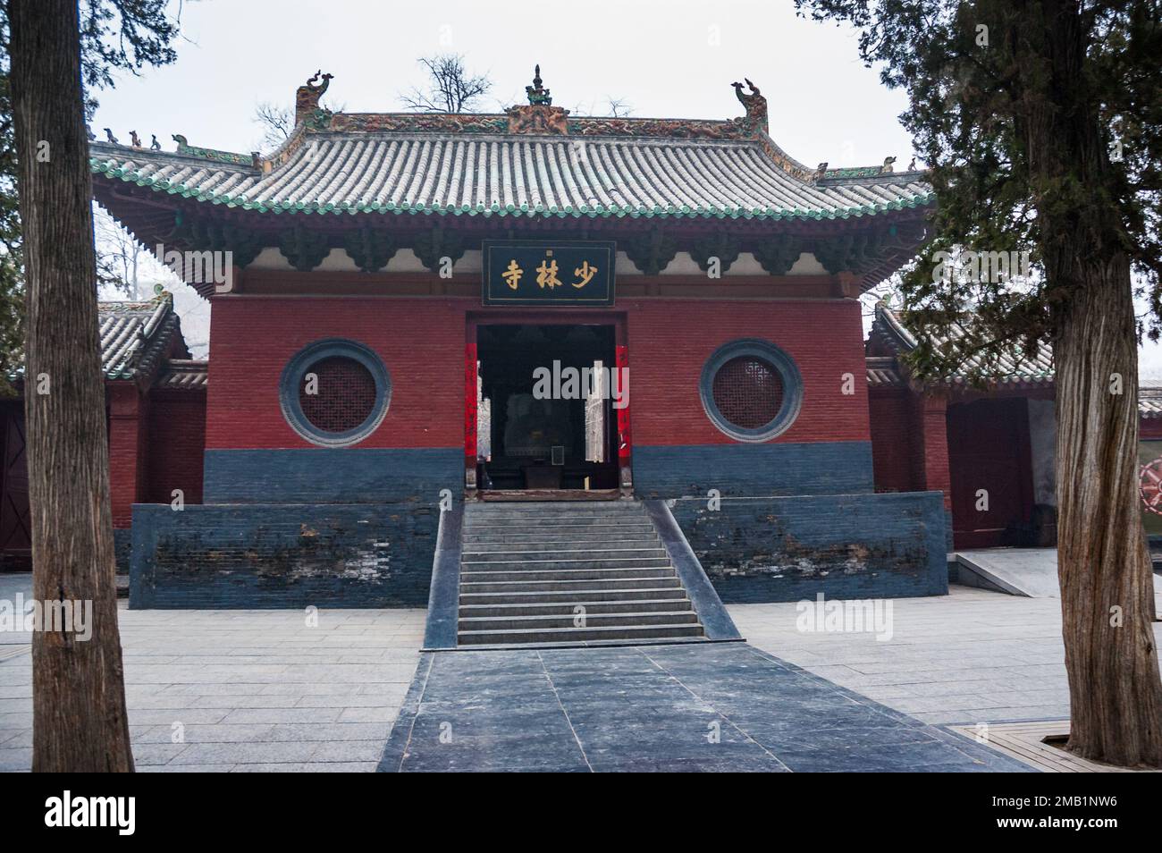 Dengfeng, China – 02012009: Shaolin-Tempel, UNESCO-Weltkulturerbe. Auf dem Schild auf dem Gebäude steht "Chinese Shaolin Temple". Stockfoto