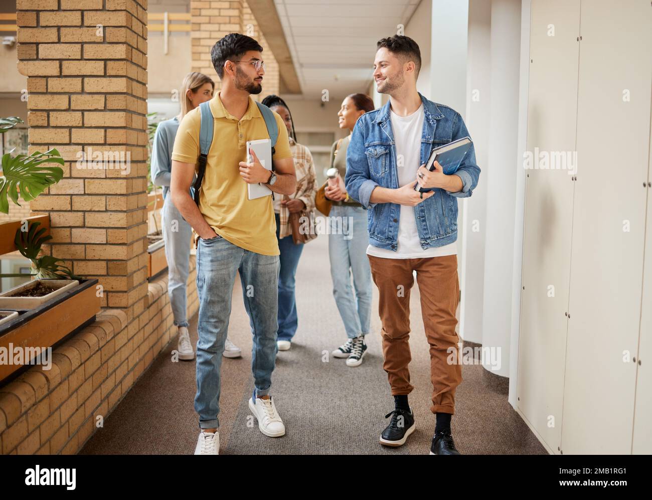 Bildung, Lächeln und College mit Studenten auf dem Campus mit Büchern für Lernen, Stipendium oder Wissen. Studium, Zukunft oder Universität mit Menschen Stockfoto