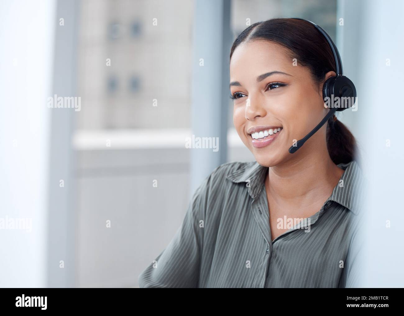 Menschen zu helfen ist meine Berufung. Eine junge Geschäftsfrau, die in einem Callcenter arbeitet. Stockfoto