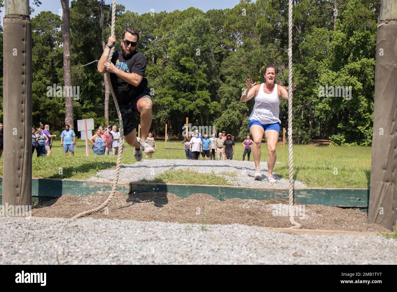 Lehrkräfte von Recruiting Stations Atlanta, Jacksonville und Tampa mit Educators Workshop nehmen am Vertrauenskurs in Marine Corps Recruit Depot Parris Island, South Carolina, am 8. Juni 2022 Teil. Der Marine Corps Educators Workshop, der vom 7. Bis 10. Juni stattfand, soll Lehrern Einblicke geben, um ein besseres Verständnis des Marine Corps zu erlangen. Stockfoto