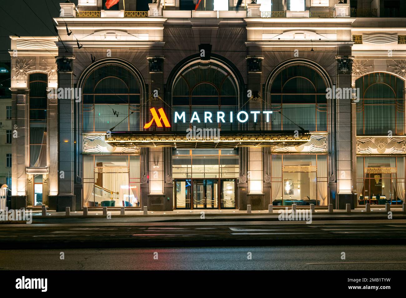 MOSKAU - MÄRZ 14: Marriott Hotel in Moskau am 14. März. 2022 in Russland. Marriott International ist ein amerikanisches Unternehmen, das betreibt, Franchise-Partner ist und Stockfoto