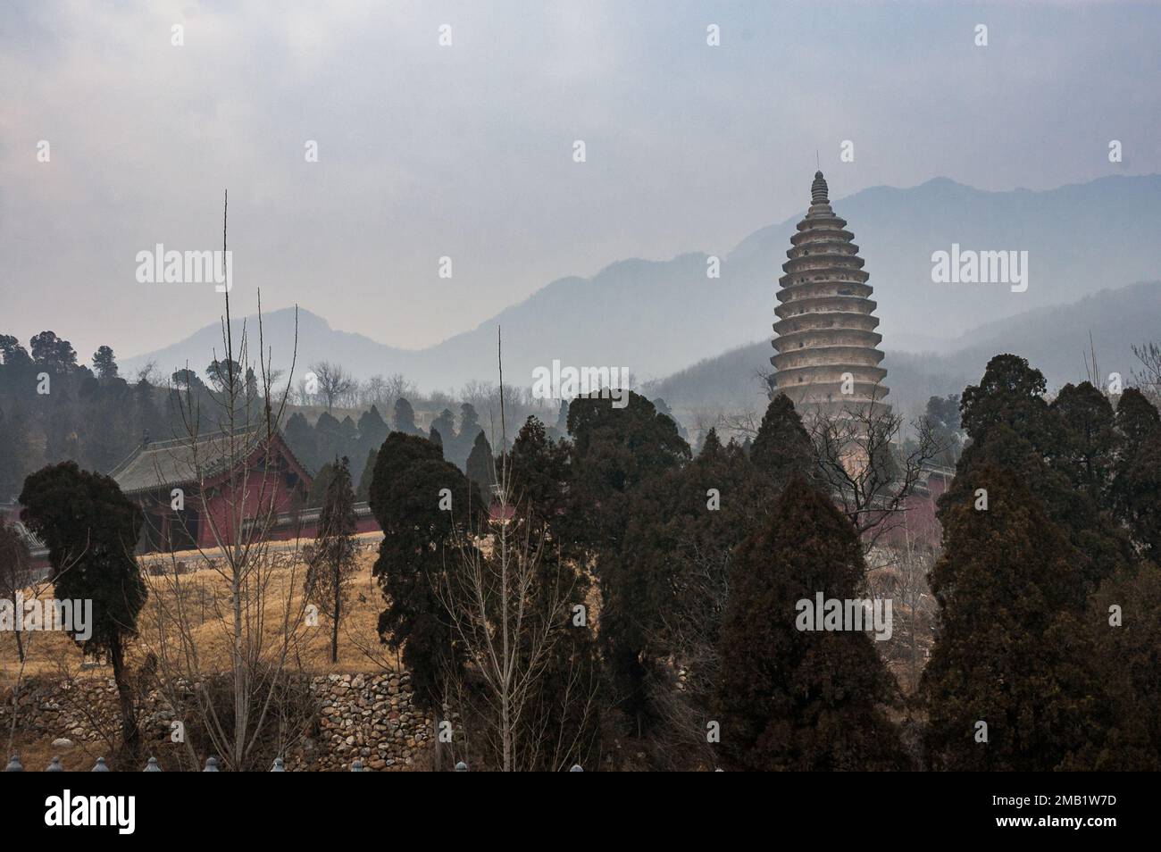 Dengfeng, China – 01312009: Die Songyue-Pagode, Chinas älteste bekannte Backsteinpagode und UNESCO-Weltkulturerbe im Songyue-Kloster auf dem Mount S. Stockfoto