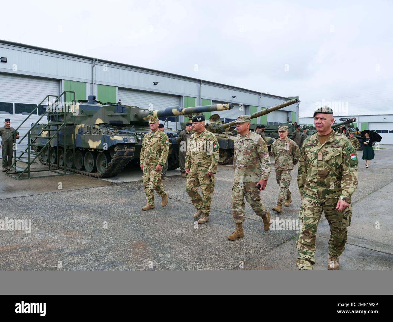 Eine Delegation der Nationalgarde von Ohio wird von Mitgliedern der ungarischen Verteidigungskräfte während einer Präsentation der Infanteriebranche und einer Vorführung am 9. Juni 2022 in Tata, Ungarn, begleitet. Die ONG-Delegation hatte die Gelegenheit, verschiedene taktische HDF-Fahrzeuge zu sehen und mehr über sie zu erfahren. Stockfoto