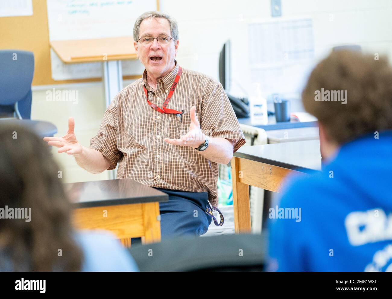 Naval Surface Warfare Center der Dahlgren Division, Mathematiker Robert Taft, spricht vor einer Gruppe von Schülern während der Fredericksburg Regional Summer Governor's School im Juni 9 über seine Bildungsreise und seinen Karriereweg. Stockfoto