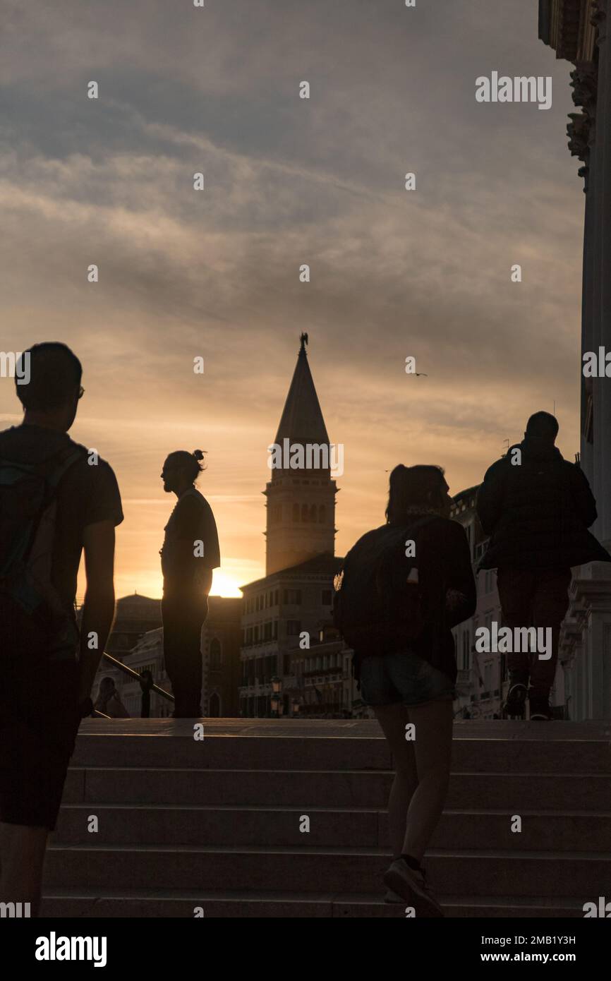 Blick auf den Markusturm bei Sonnenuntergang in Venedig, Italien Stockfoto