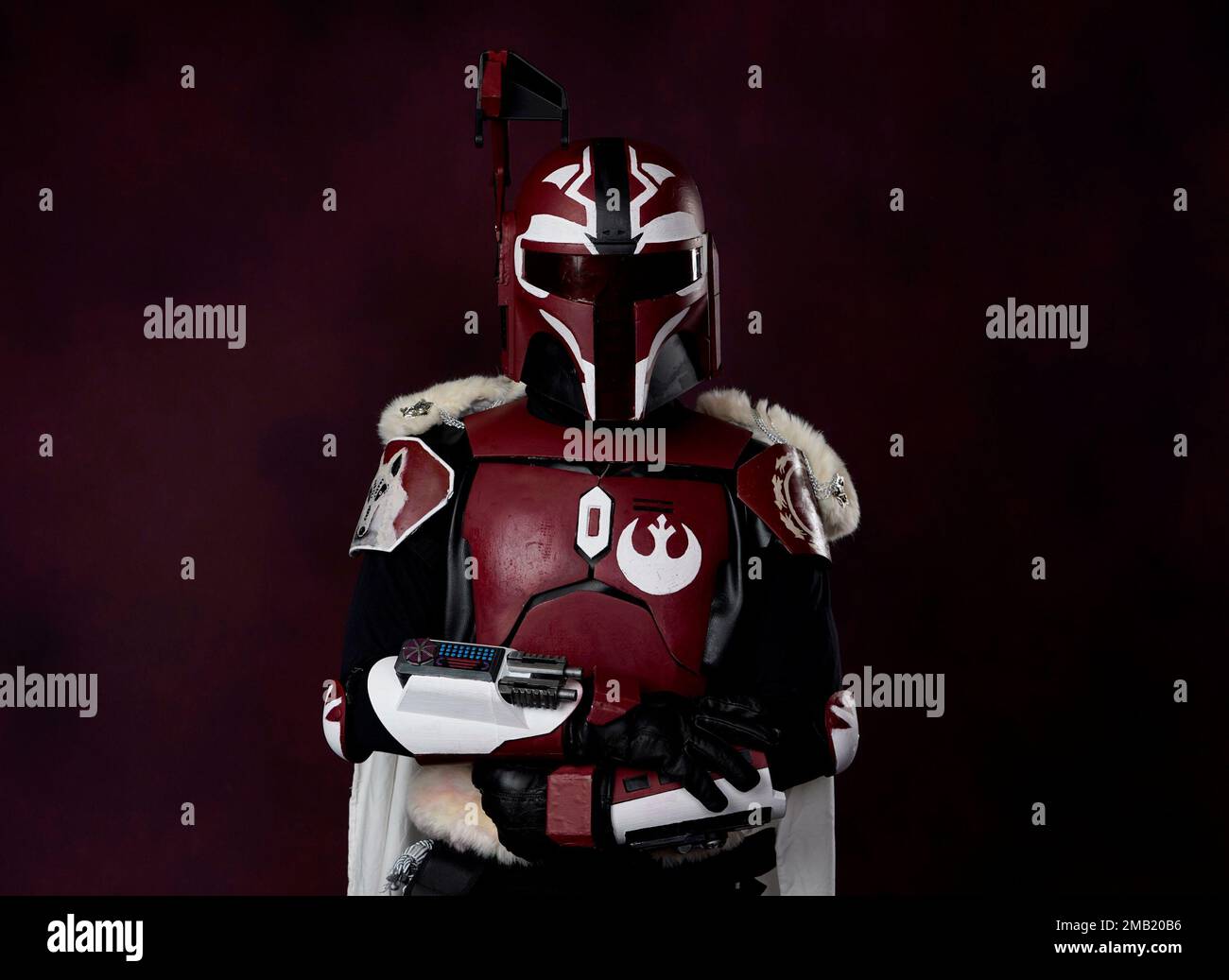 Michael Greenway, of Kent, England, dressed as a Mandalorian he named The Lone Wolf, and Emily Marsh of Burbank, Calif., dressed as Rey, characters from "Star Wars," pose for a portrait on day one of Comic-Con International on Thursday, July 21, 2022, in San Diego. (AP Photo/Chris Pizzello) Stockfoto