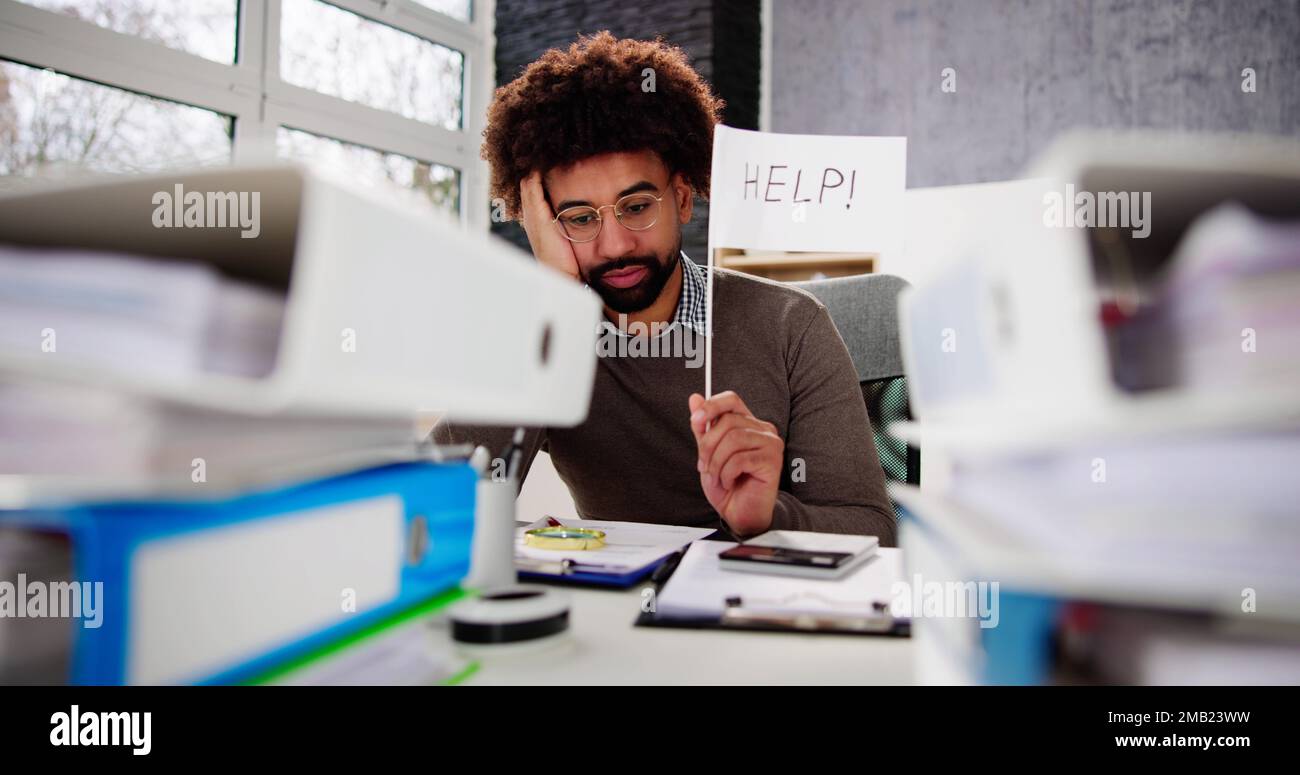 Traurige Männer Im Büro Mit Steuerlast Und Papierakten, Die Hilfe-Flagge Halten Stockfoto