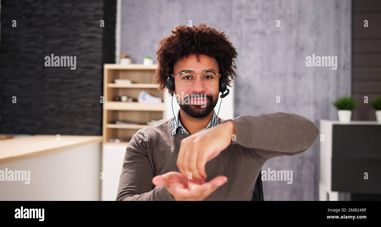 African American Deaf Man Mit Gebärdensprache Stockfoto