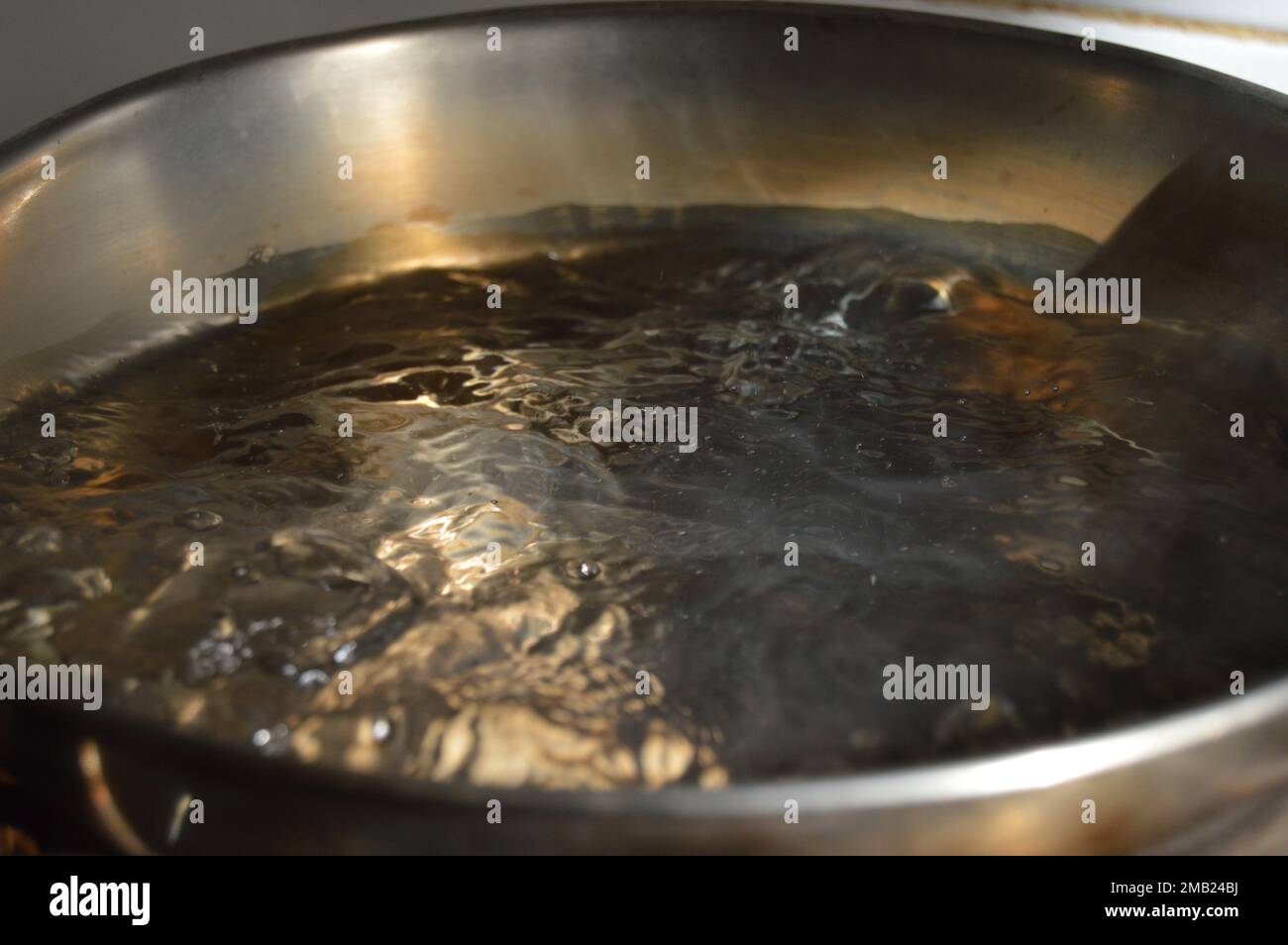 Porträt von kochendem Wasser in einem kochenden Topf. Stockfoto