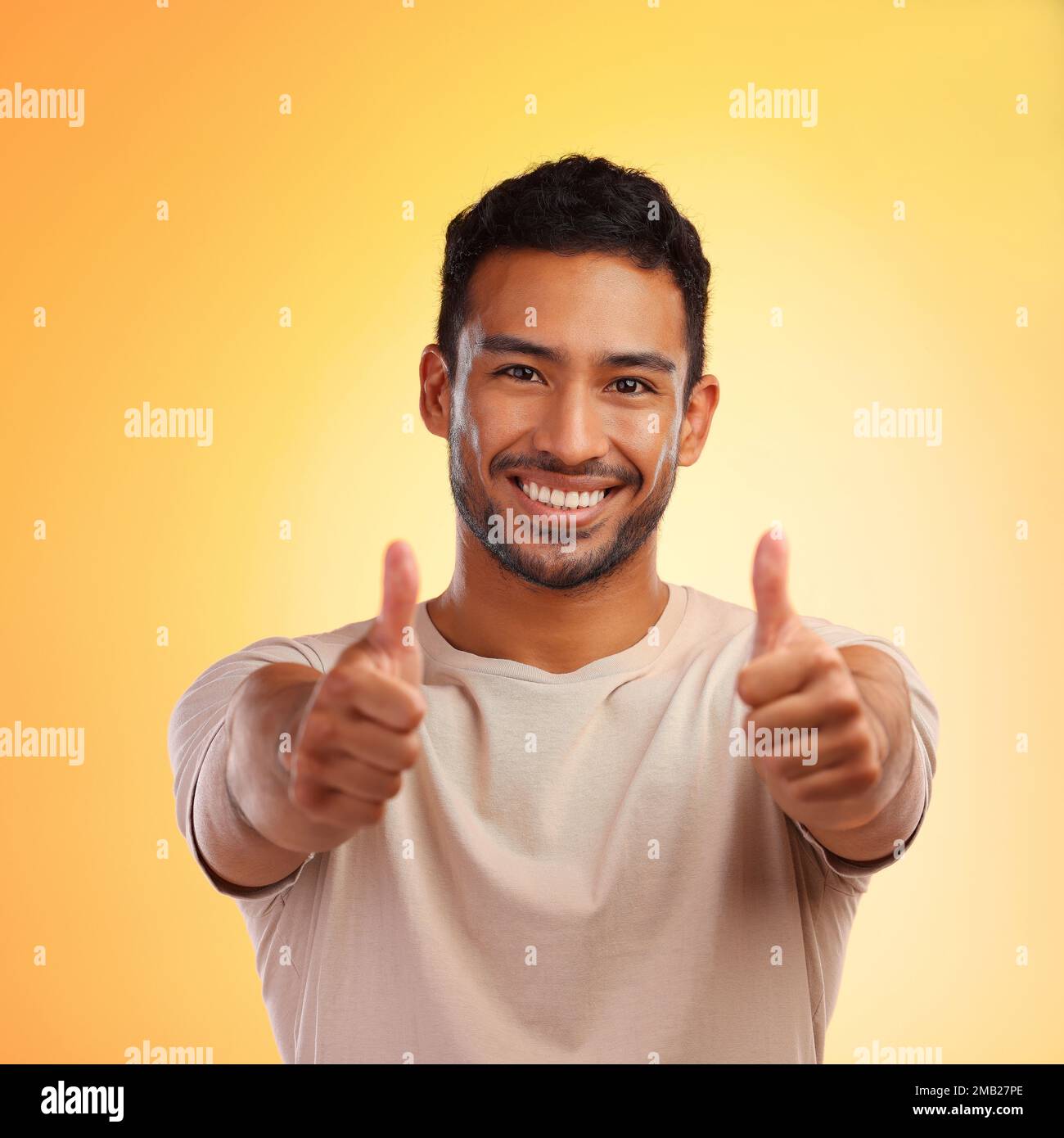 Glücklicher Mann, Daumen hoch und mag Emoji-Porträt mit Lächeln und Händen für Werbeaktionen oder Werbeaktionen. Gesicht des Gewinners für Dankeschön, Überprüfung oder Stockfoto
