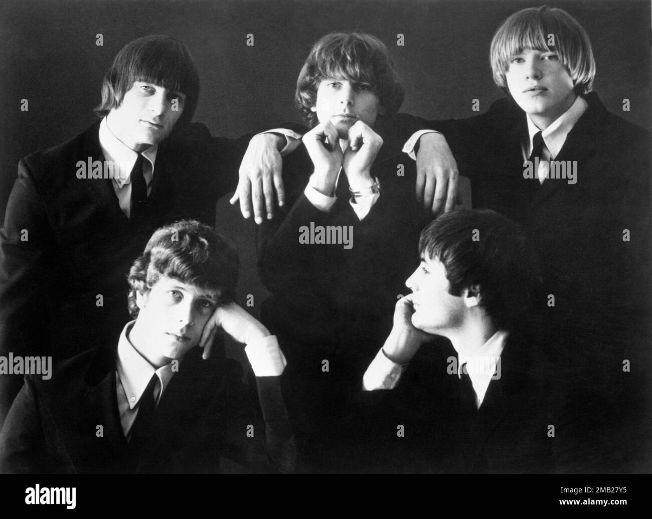 Undatiertes Dateifoto der amerikanischen Popgruppe The Byrds (hintere Reihe von links nach rechts) Gene Clark, Jim McGuinn und Mike Clark. (Erste Reihe) Chris Hillman und David Crosby, als David Crosby im Alter von 81 Jahren nach einer „langen Krankheit“ gestorben ist, bestätigte seine Frau Jan Dance in einer Erklärung vor US Outlet Variety. Stockfoto